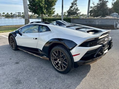 Used 2024 Lamborghini Huracan Sterrato image 17