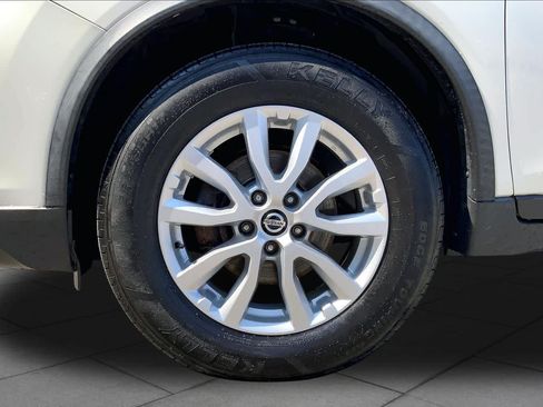 Used 2018 Nissan Rogue SV w/ Sun & Sound Touring Package AWD/4WD image 11