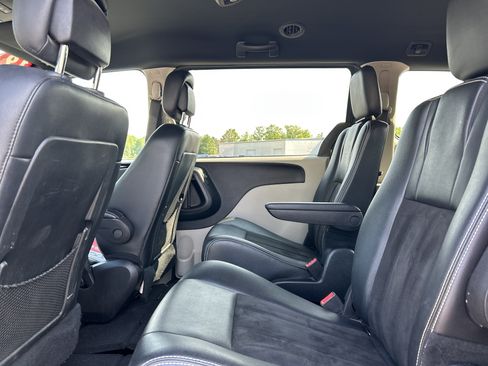 Used 2019 Dodge Grand Caravan SXT FWD image 19