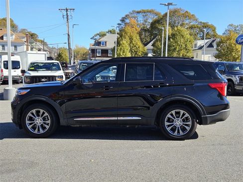 Used 2022 Ford Explorer XLT w/ Equipment Group 202A image 2