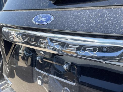 Used 2024 Ford Explorer Limited AWD/4WD image 5