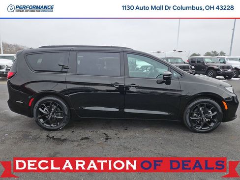 New 2026 Chrysler Pacifica Select image 8