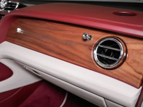 Used 2025 Bentley Bentayga image 56