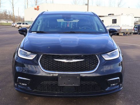 Used 2024 Chrysler Pacifica Touring-L image 9