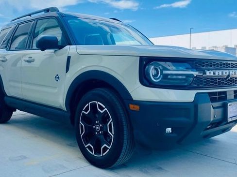 Certified 2025 Ford Bronco Sport Outer Banks w/ Outer Banks Tech Package+ AWD/4WD image 3