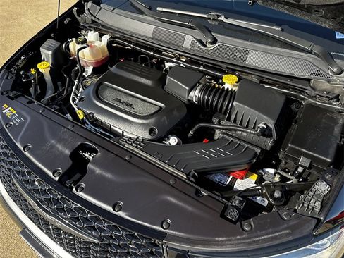 Used 2025 Chrysler Pacifica Limited image 35