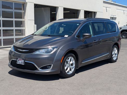 Used 2017 Chrysler Pacifica Touring-L w/ Tire & Wheel Group FWD image 10
