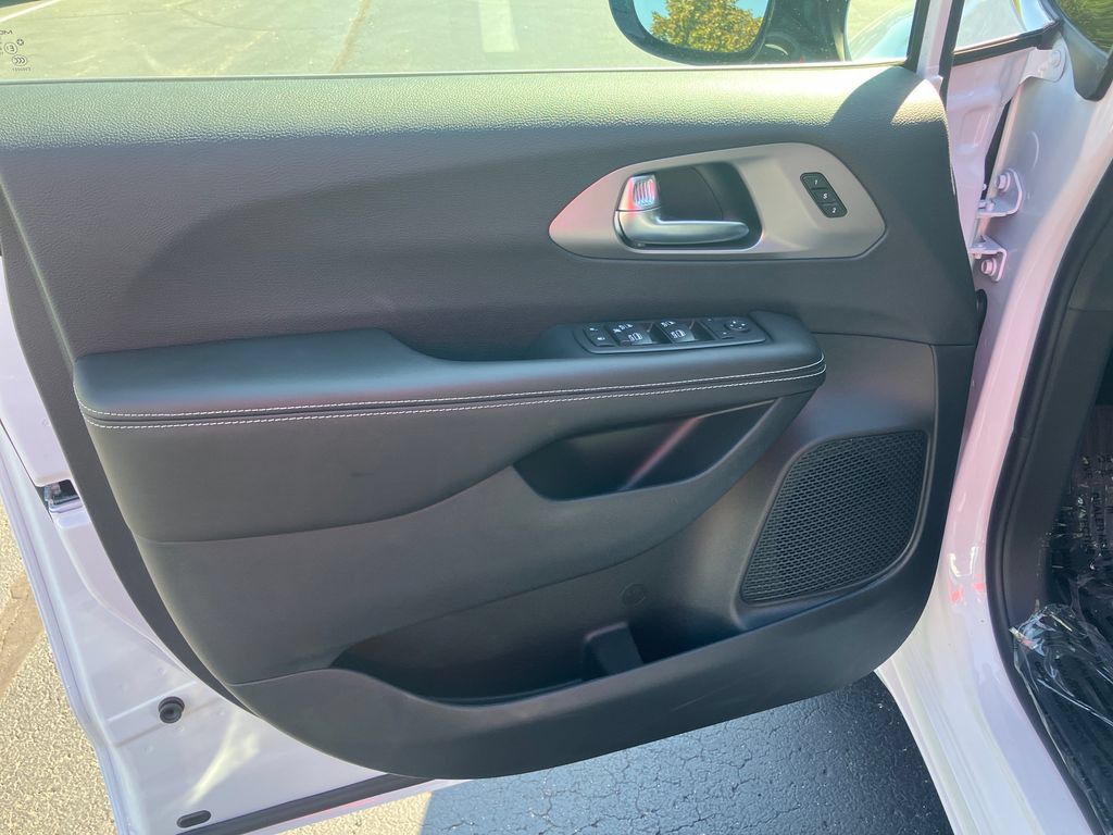 New 2027 Chrysler Pacifica Select FWD image 10