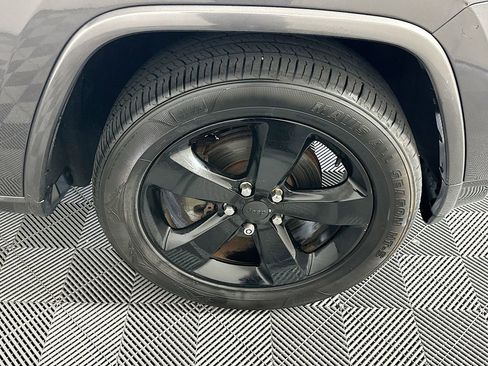 Used 2015 Jeep Grand Cherokee Altitude RWD image 10
