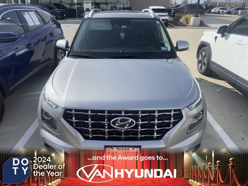 Used 2024 Hyundai Venue SEL image 1
