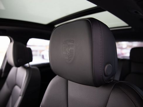 Certified 2025 Porsche Macan image 19