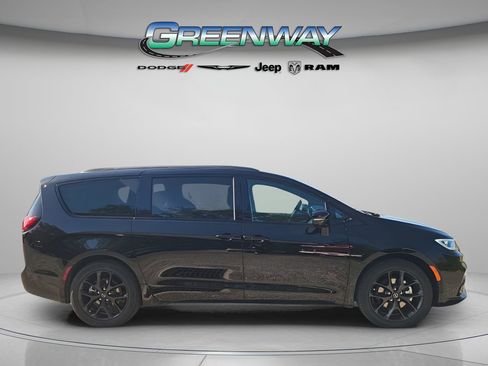 New 2026 Chrysler Pacifica Limited image 4