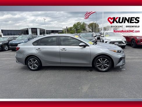 Used 2022 Kia Forte LXS FWD image 4