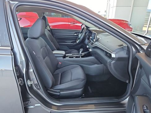 Used 2024 Nissan Altima 2.5 SV FWD image 18