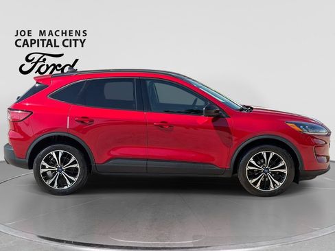 Used 2022 Ford Escape SE w/ SE Sport Appearance Package AWD/4WD image 3