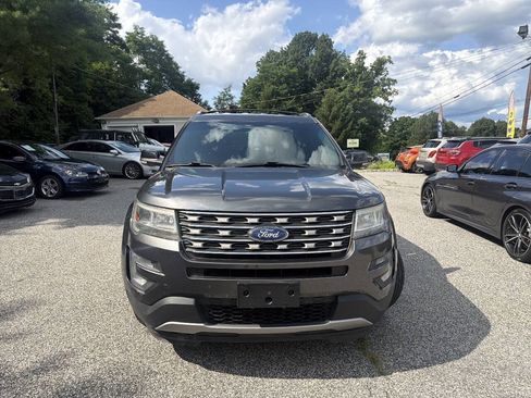 Used 2017 Ford Explorer XLT w/ Equipment Group 202A AWD/4WD image 3