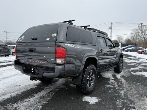 Used 2017 Toyota Tacoma TRD Sport image 4