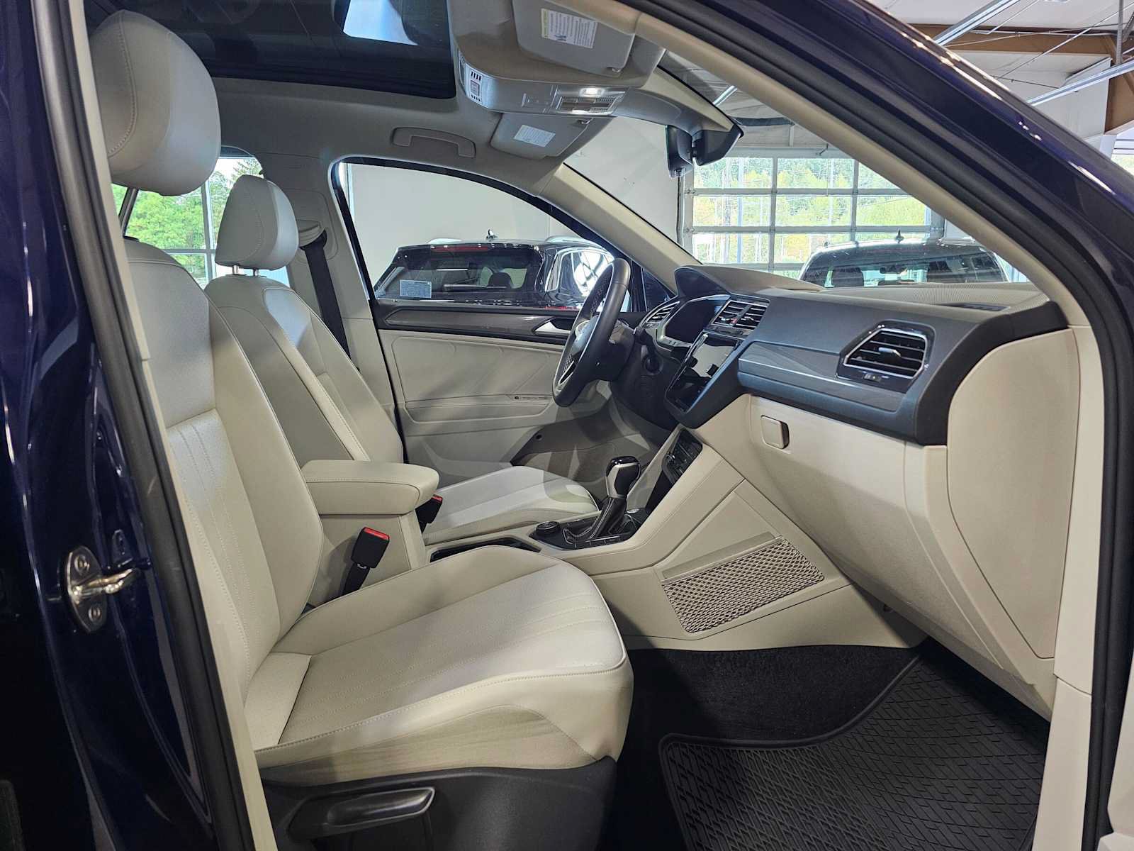 Used 2022 Volkswagen Tiguan SE w/ Panoramic Sunroof Package AWD/4WD image 10