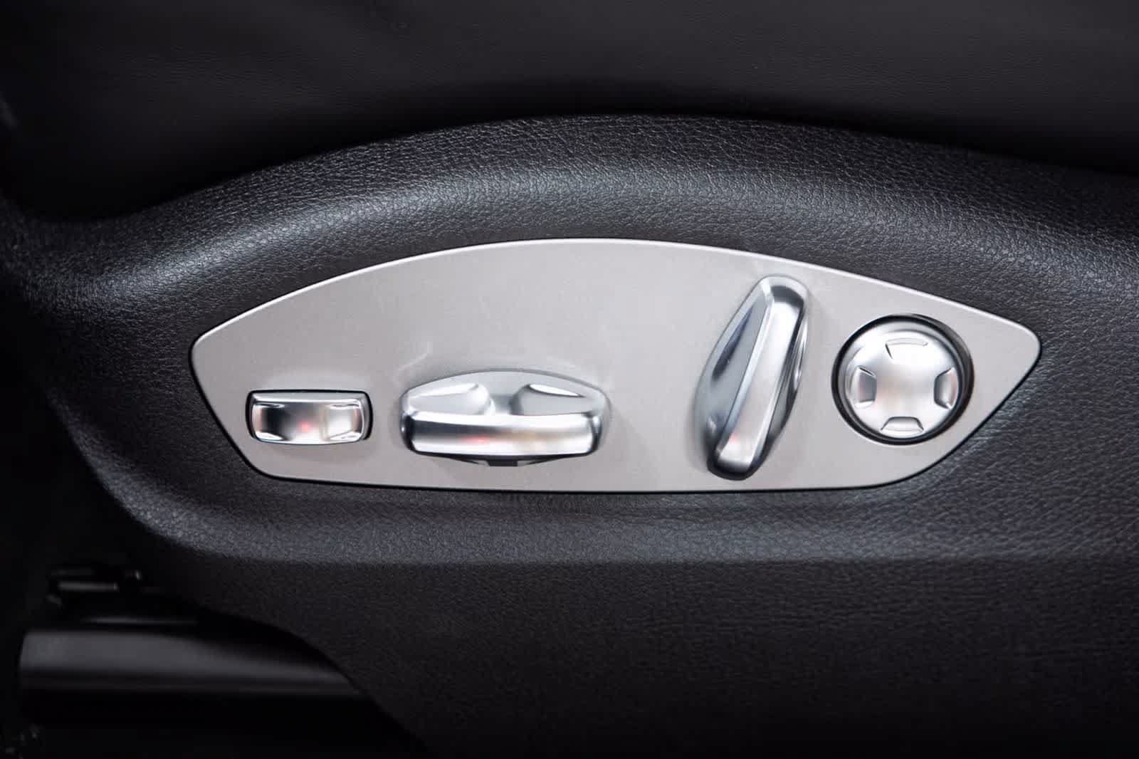 Certified 2026 Porsche Macan AWD/4WD image 24
