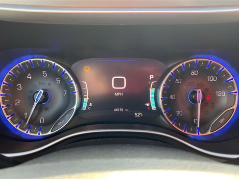 Used 2023 Chrysler Pacifica Touring-L FWD image 15