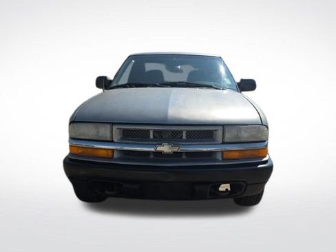 Used 1998 Chevrolet S10 Pickup 4x4 Regular Cab image 2