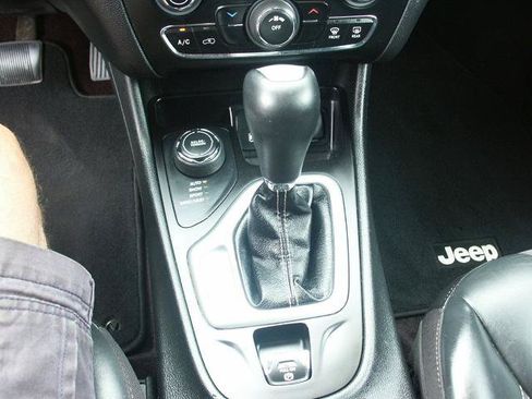 Used 2018 Jeep Cherokee Latitude Plus AWD/4WD image 14