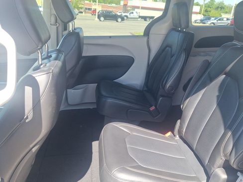 Used 2023 Chrysler Pacifica Touring-L FWD image 13