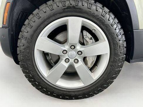 Used 2021 Land Rover Defender 90 First Edition image 29