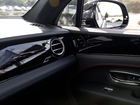 Used 2024 Bentley Bentayga image 38