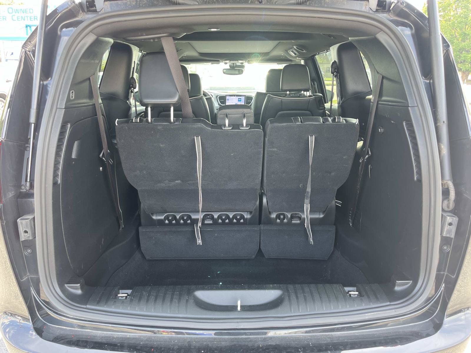 Used 2025 Chrysler Pacifica Limited FWD image 19