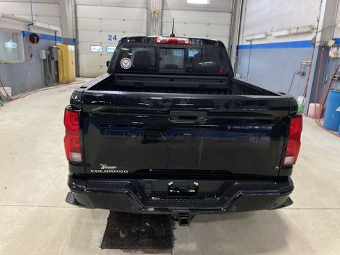 Used 2024 Chevrolet Colorado Z71 w/ Z71 Convenience Package 2 AWD/4WD image 6