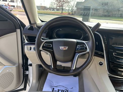 Used 2016 Cadillac Escalade ESV Luxury image 16