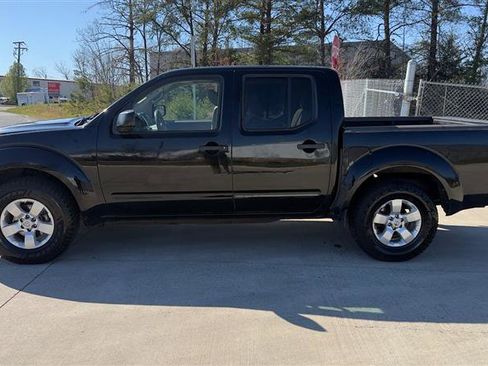 Used 2013 Nissan Frontier SV image 2
