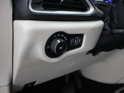 Used 2017 Chrysler Pacifica Touring-L FWD image 43