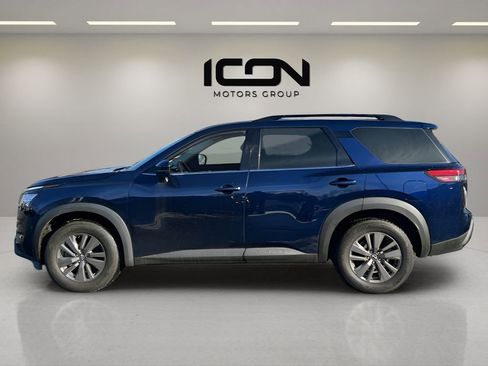 Used 2022 Nissan Pathfinder SV image 2