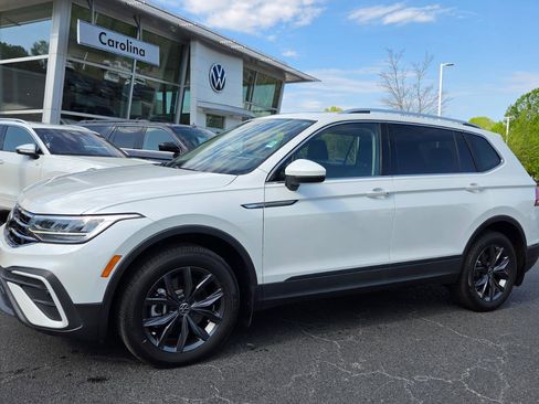 Used 2023 Volkswagen Tiguan SE w/ Panoramic Sunroof Package image 1