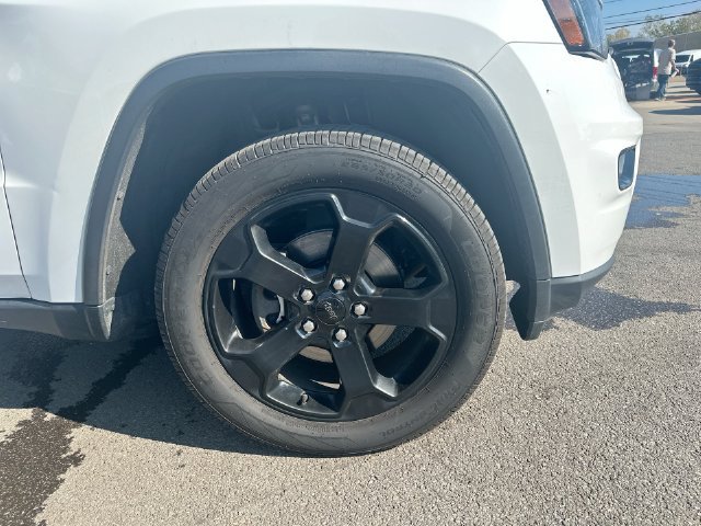 Used 2020 Jeep Grand Cherokee Laredo AWD/4WD image 13