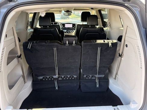 Used 2023 Chrysler Pacifica Touring-L image 9