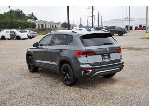 Used 2023 Volkswagen Taos SE w/ Panoramic Sunroof Package FWD image 5