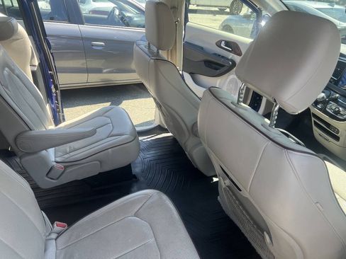 Used 2020 Chrysler Pacifica Limited FWD image 9