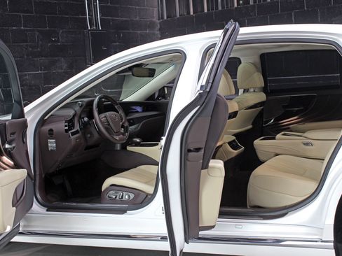 Used 2020 Lexus LS 500 w/ Luxury Package image 30