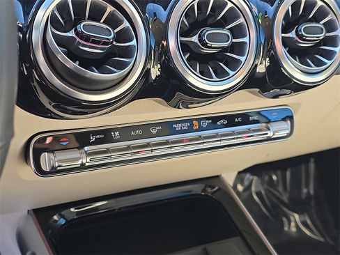 Used 2022 Mercedes-Benz GLB 250 image 22