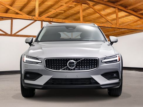 Used 2025 Volvo V60 B5 Cross Country Ultra w/ Protection Package Premier AWD/4WD image 8