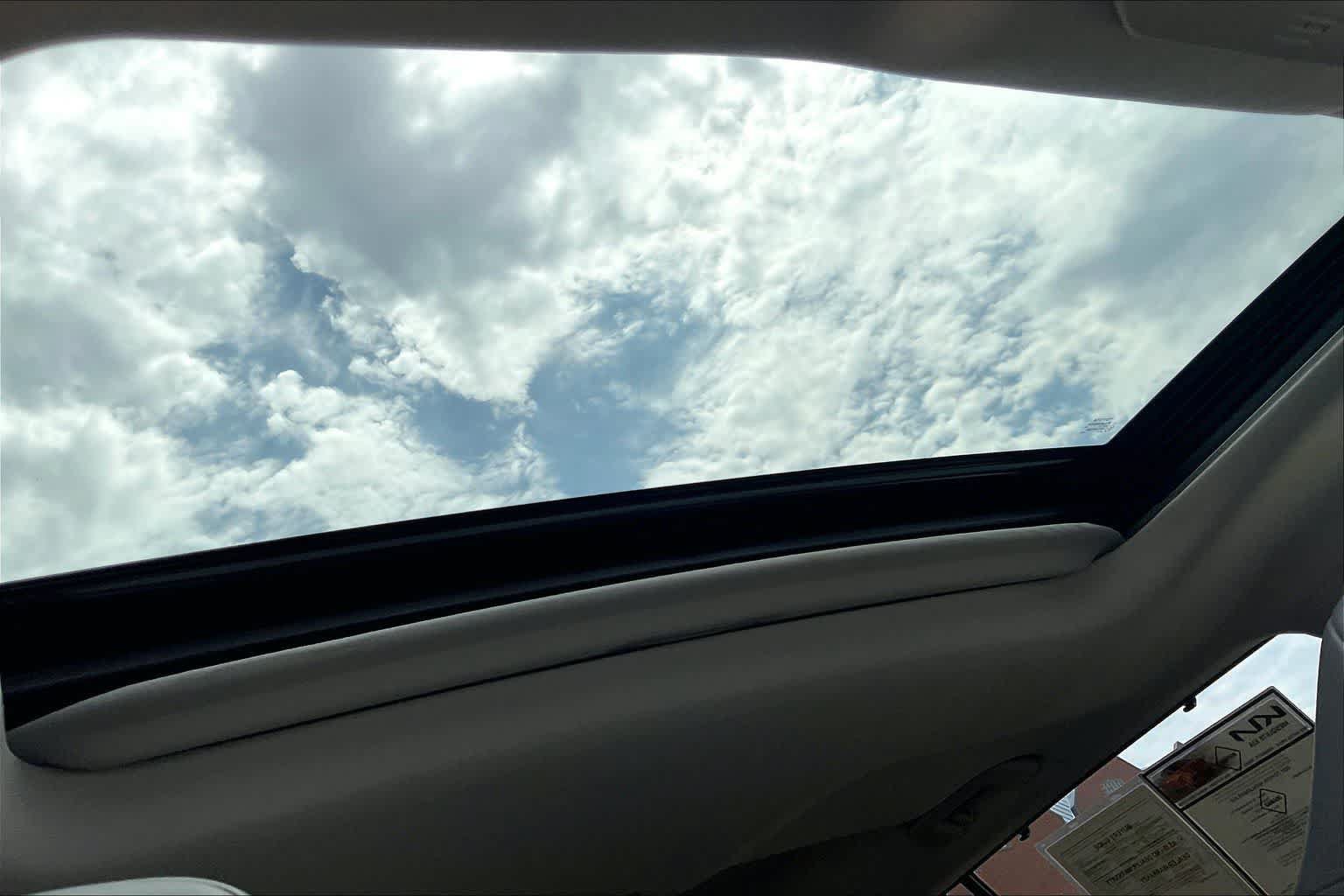 Used 2021 Toyota Highlander XLE AWD/4WD image 29