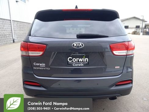 Used 2017 Kia Sorento LX w/ LX Convenience Package image 4