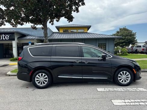 Used 2019 Chrysler Pacifica Touring-L FWD image 6