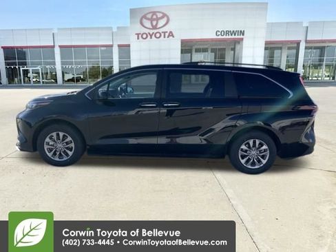 Used 2025 Toyota Sienna XLE image 2