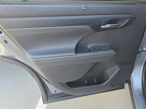 Used 2022 Toyota Highlander XLE FWD image 35