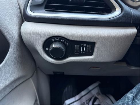 Used 2017 Chrysler Pacifica Touring FWD image 18