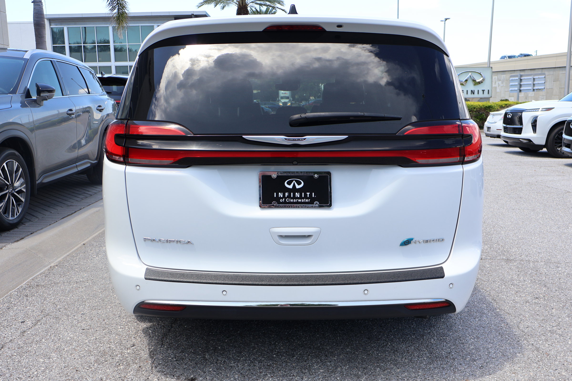 Used 2023 Chrysler Pacifica Limited FWD image 8
